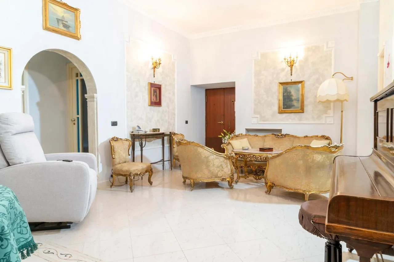 Deluxe Apartment With Garden In Vomero Naples