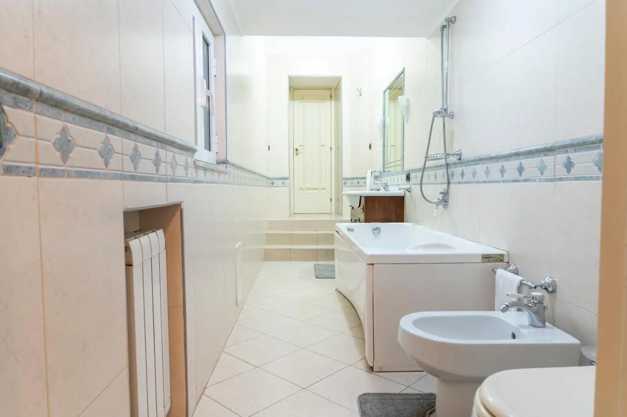 Deluxe Apartment With Garden In Vomero Naples