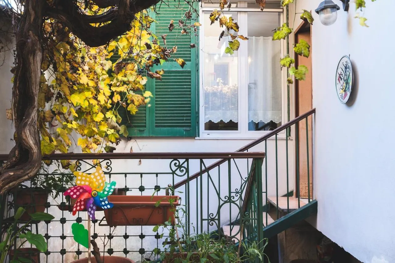 Deluxe Apartment With Garden In Vomero Naples