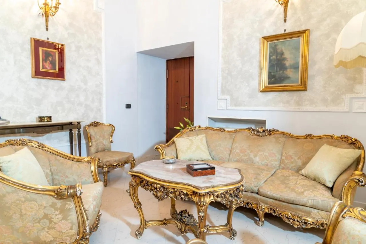 Deluxe Apartment With Garden In Vomero Naples